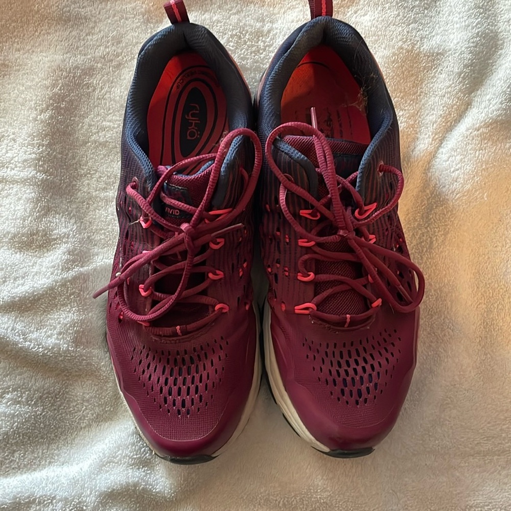 Athletic shoes